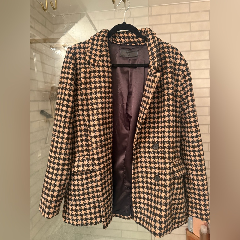 Black and tan houndstooth blazer coat